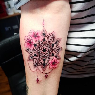  Tatouage mandala avec des fleurs et en noir et roses sur l'avant bras